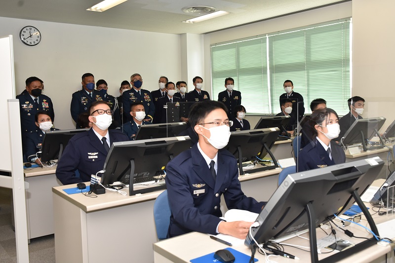 講義を受ける隊員の画像