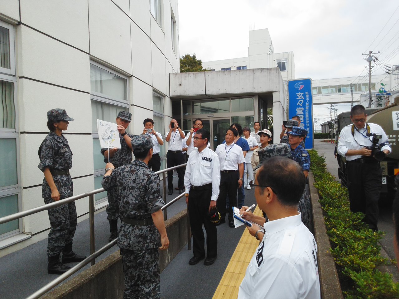 視察を受ける第二次派遣隊