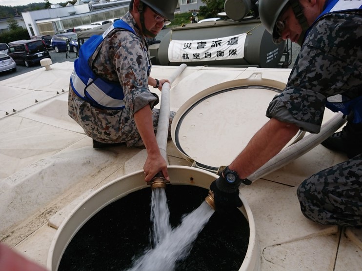 給水支援を行う隊員