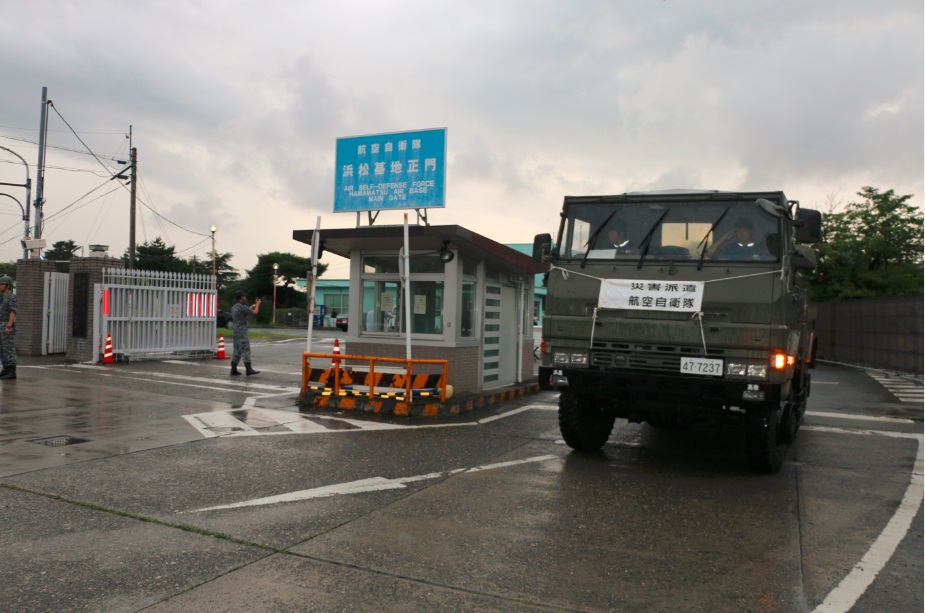 基地正門を出門する派遣隊