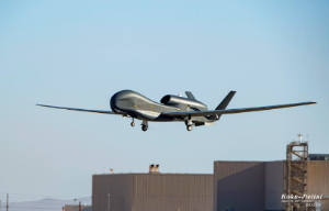 空自、無人偵察機グローバルホーク初飛行