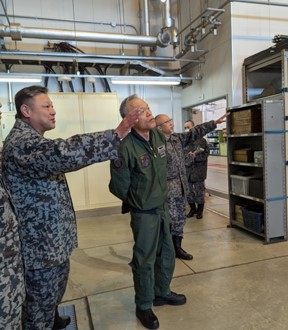 初度視察