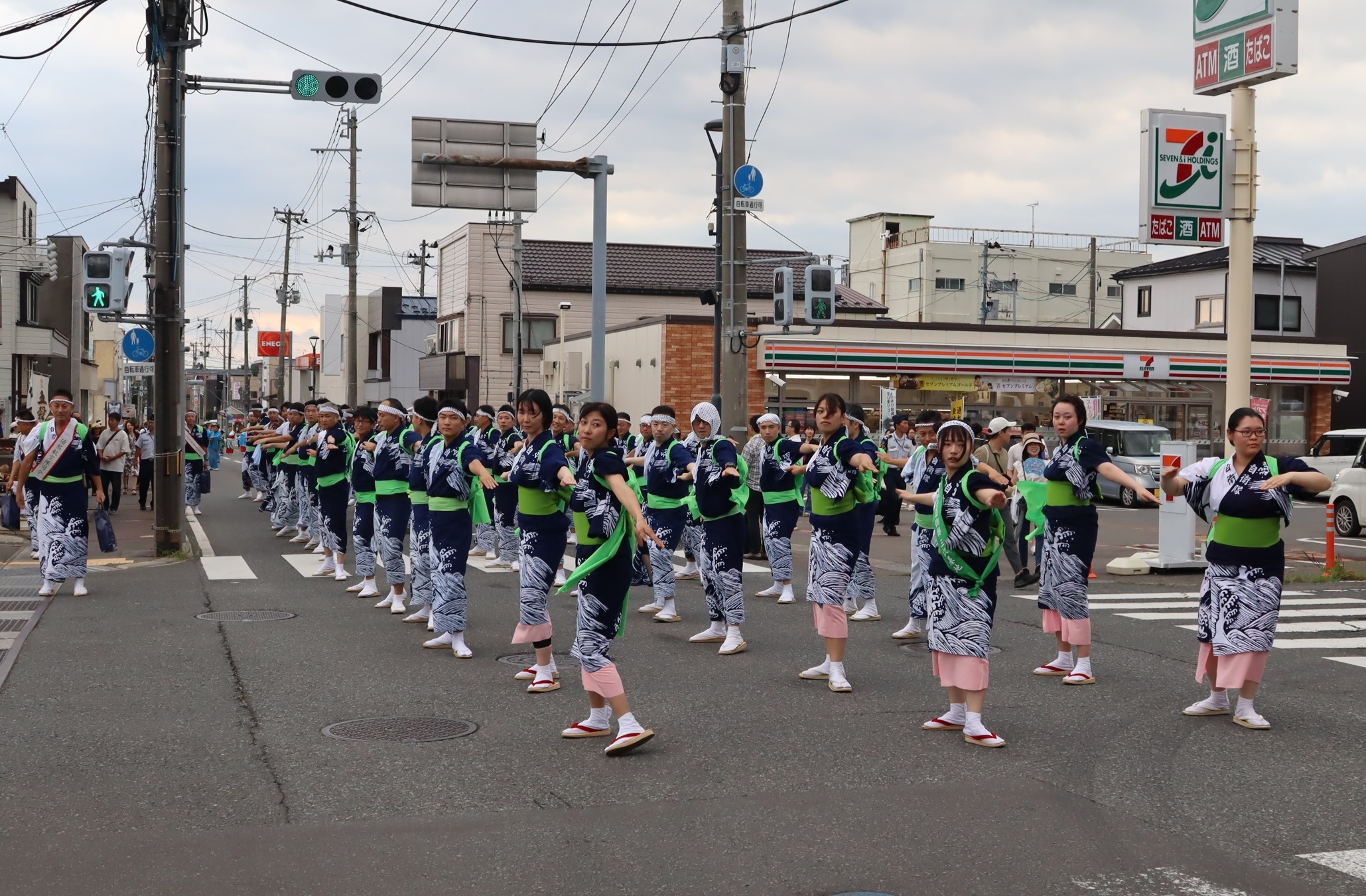 流し踊りの様子