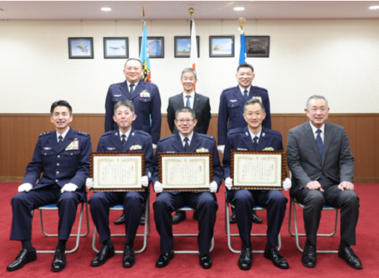 （後列）副司令官、つばさ会副会長、准曹士先任（前列）司令官、長内曹長、小林准尉、藤田曹長、つばさ会会長