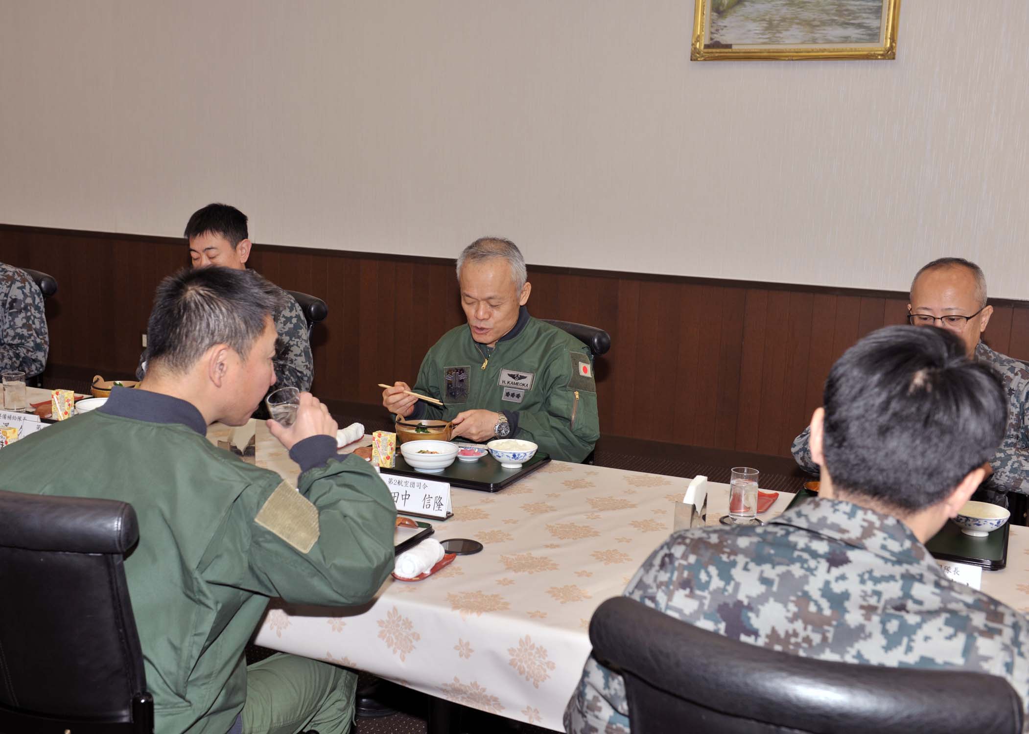 歓談しながら会食