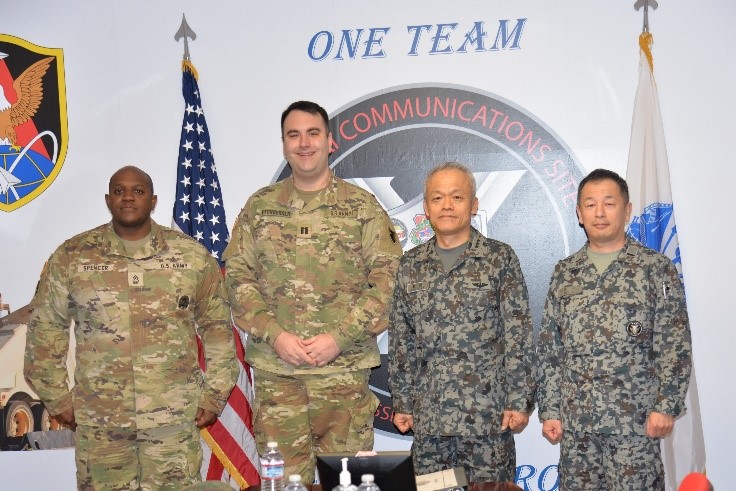 米軍車力通信所 所長エッチバーガー大尉との記念撮影