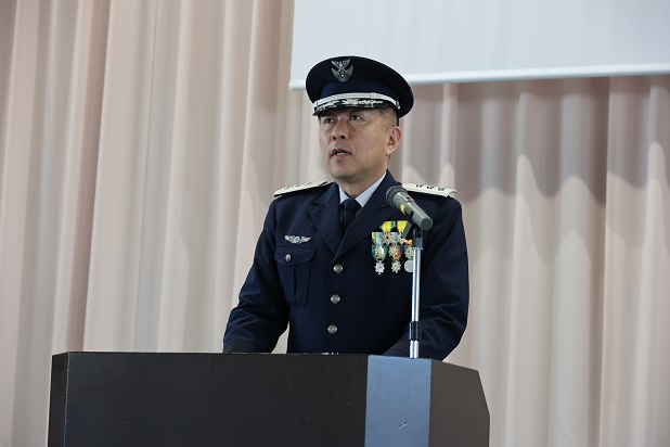 およそ５００名の隊員を前に着任の辞を述べる倉本空将