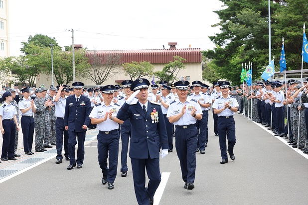 隊員に見送られ三沢の地を後にする船倉空将