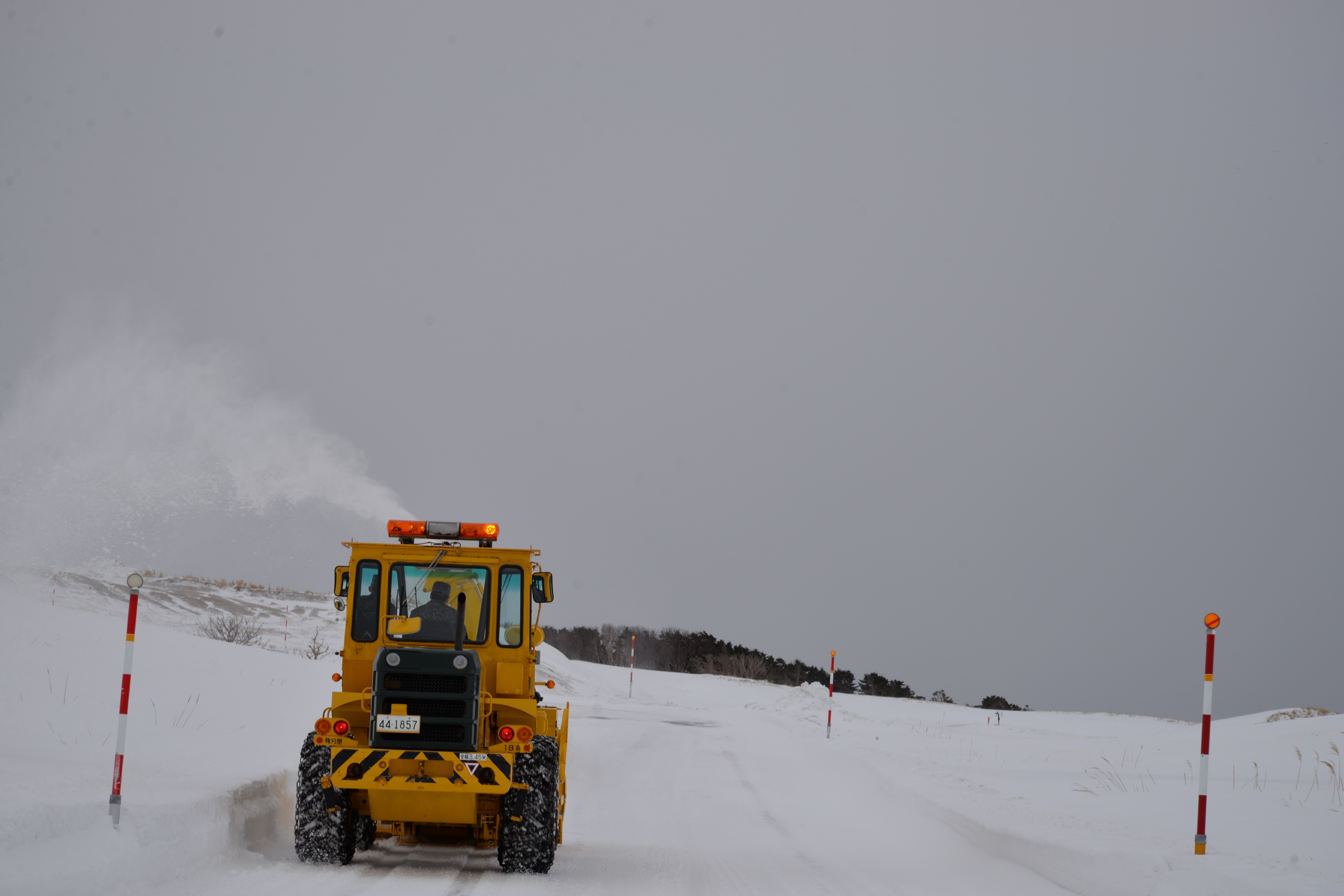 厳しい環境を除雪車に乗って視察