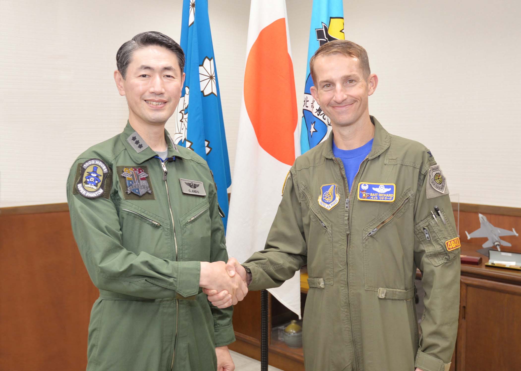 再会を喜び合う司令官とリチャード大佐
