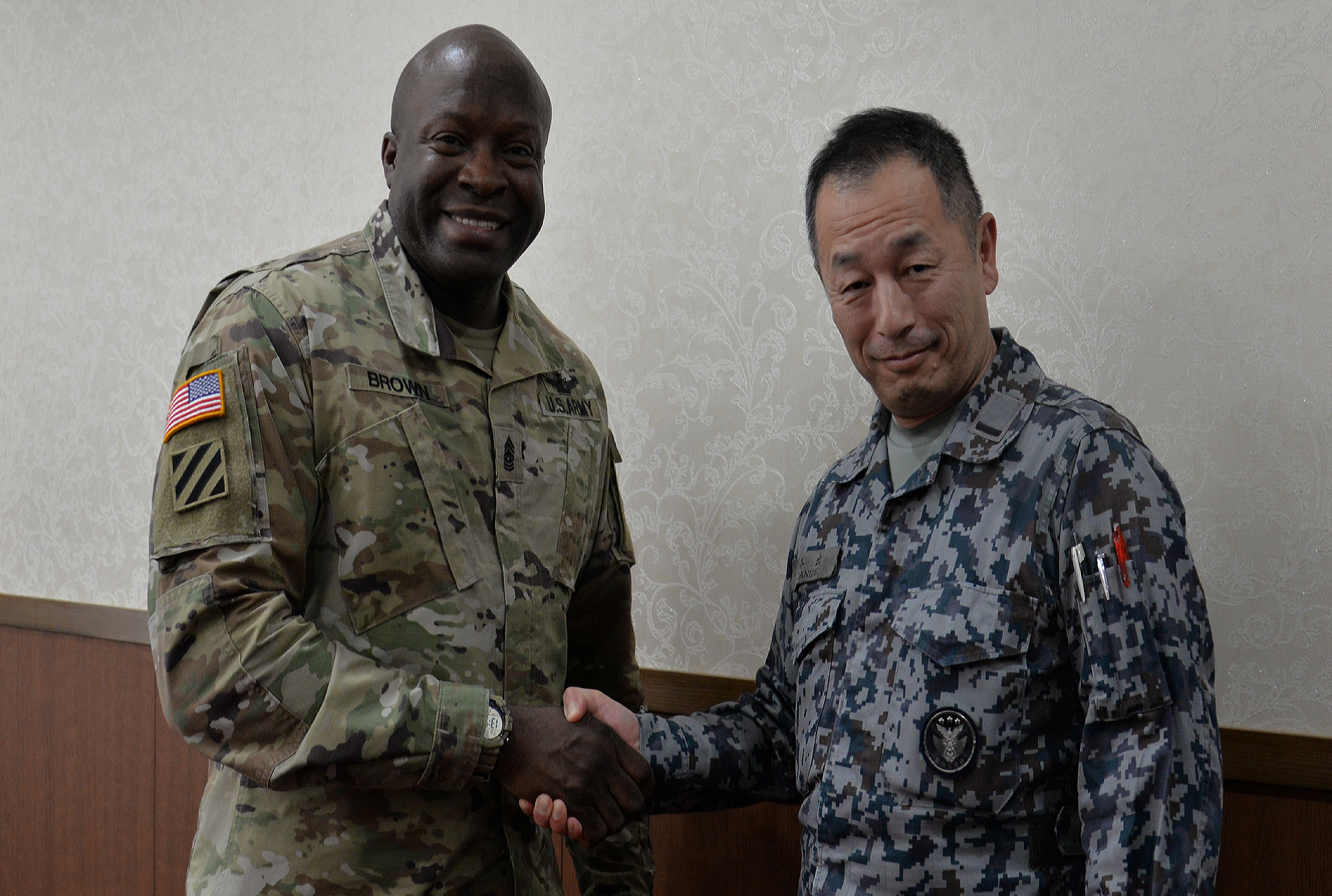 ジョン・Ｓ・ブラウン・Ｊｒ最先任上級曹長と谷出北空准曹士先任