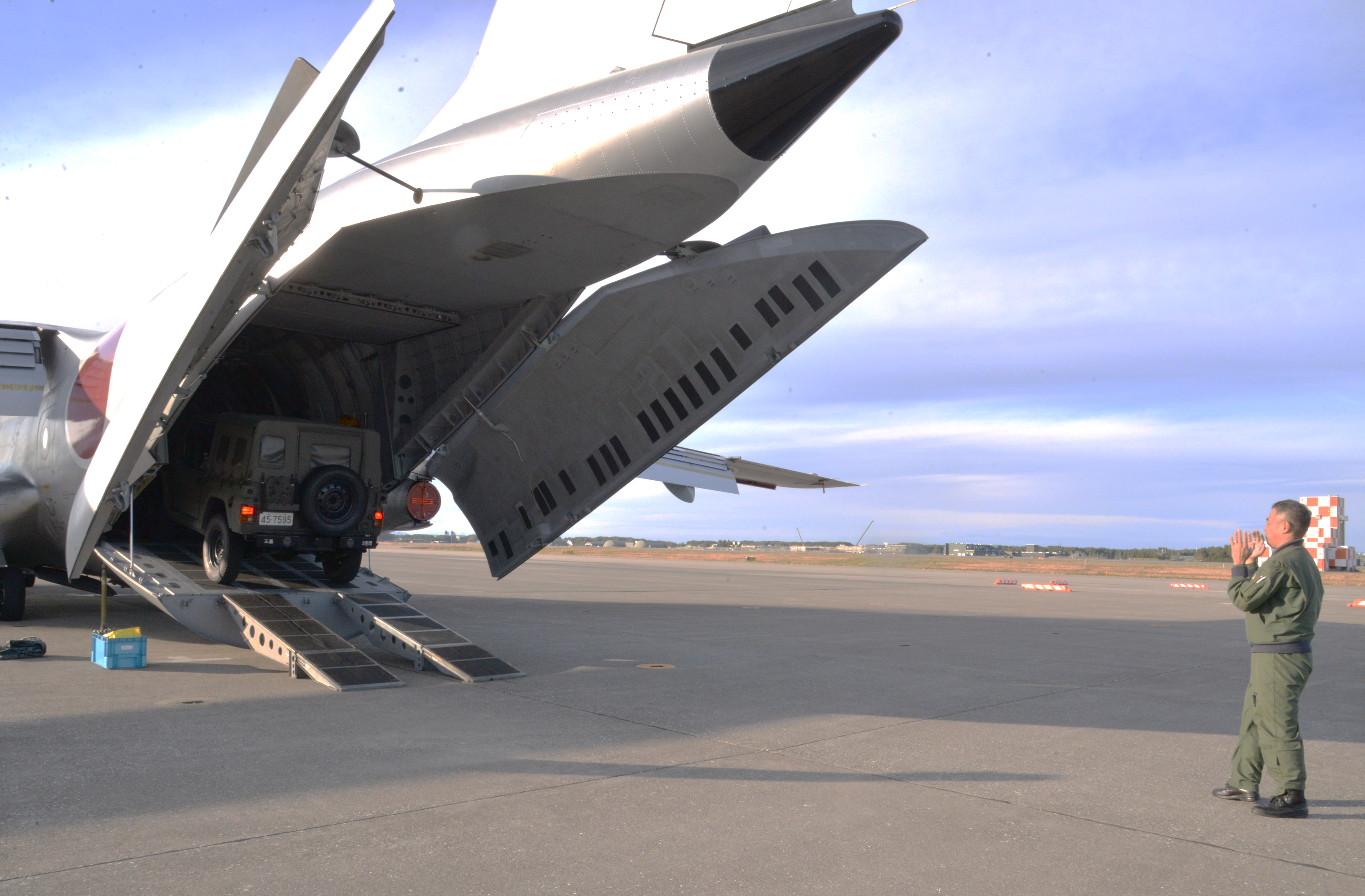 Ｃ－１中型輸送機への車両の搭載