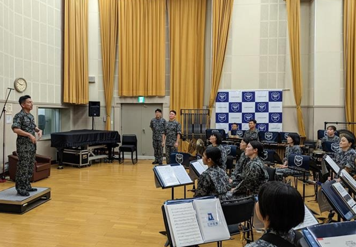 隊員への激励の言葉を述べる司令官