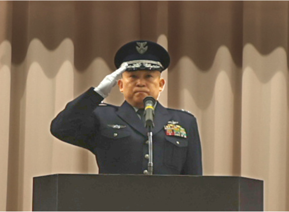 隊員からの敬礼に答礼する石引空将補