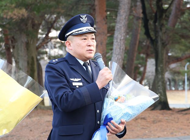 在任中の感謝を伝える石引空将補