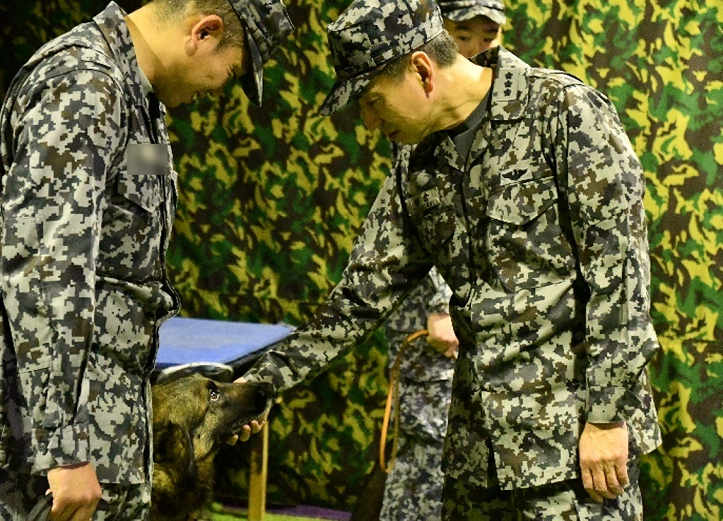 警備犬と北空司令官