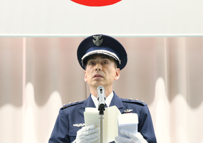 着任の辞を述べる船倉空将