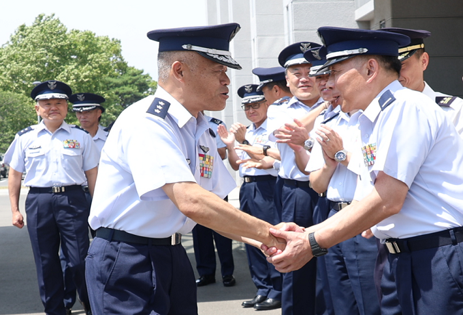 隊員に在任中の感謝を伝える亀岡空将