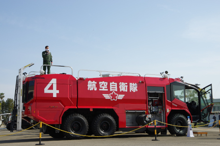 基地司令の挨拶（皆さんから見えるように消防車に乗っちゃいました)