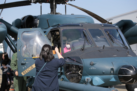 UH-61J救難ヘリ見学（操縦席に乗ったよ）