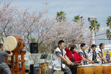 新田原救難隊の神龍太鼓（桜をバックに盛り上げてくれました）