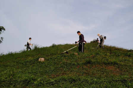 基地司令自ら機会を背負って斜面の草刈り（登るのも一苦労です）