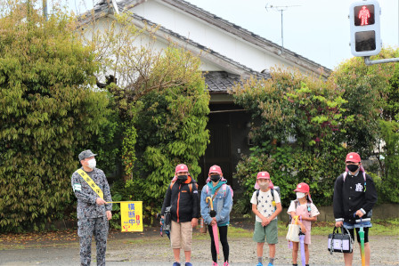 近隣の交差点で子供たちの安全を見守りました。