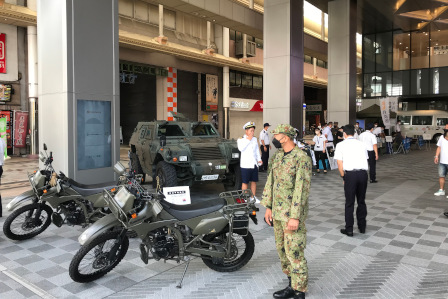 陸上自衛隊の隊員も参加して、装備品の説明と記念撮影