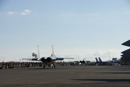 大編隊飛行のため観客の前を通過し声援に答える２３飛行隊のF-15