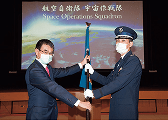 河野防衛大臣（当時）から隊旗を授与される宇宙作戦隊長