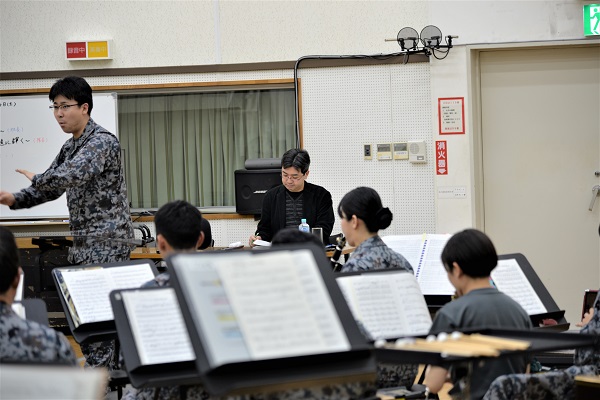 合奏を聴く坂井貴祐氏