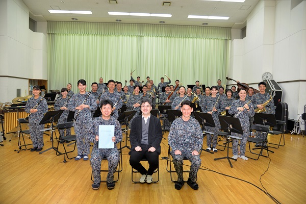 西部航空音楽隊と坂井貴祐氏の集合写真