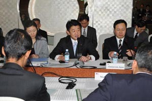 Welcoming Address by Parliamentary Secretary Takeda (Center)