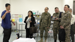 Kazakhstan military representatives are briefed on the functions of the JSDF Central Hospital.