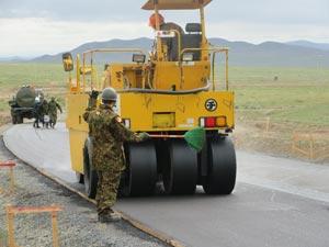 Pavement in low temperature/GSDF officer guides compacting work