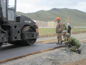 GSDF officers watch over compacting work