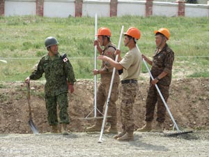 GSDF officer and the Mongolian Army having a friendly chat during an interval of their work