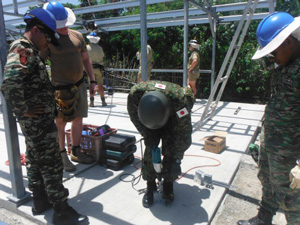 A JSDF member demonstrates how to use tools.