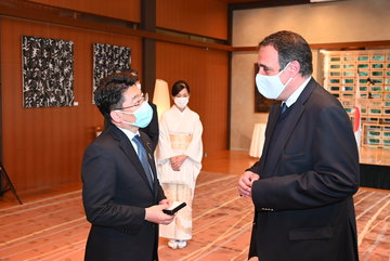 叙勲式①副大臣と仏大使.JPG
