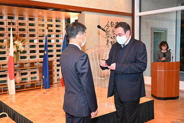 叙勲式②丸茂元空幕長と仏大使.JPG