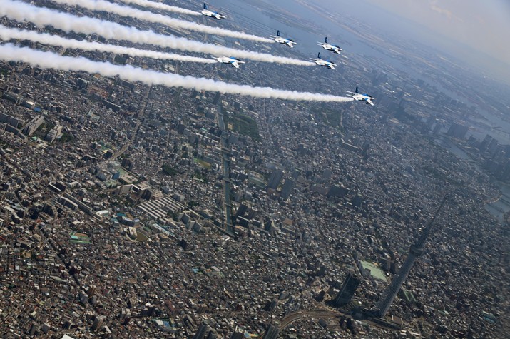 Salute Flyover by JASDF Blue Impulse