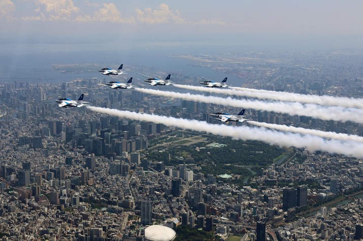 Salute Flyover by JASDF Blue Impulse