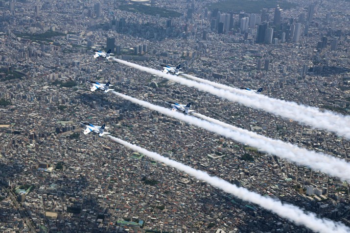 Salute Flyover by JASDF Blue Impulse