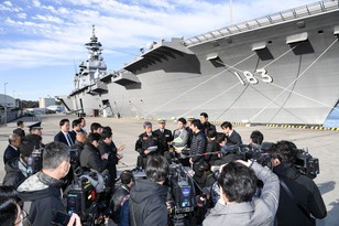 Minister of Defense Iwaya visits JS Izumo