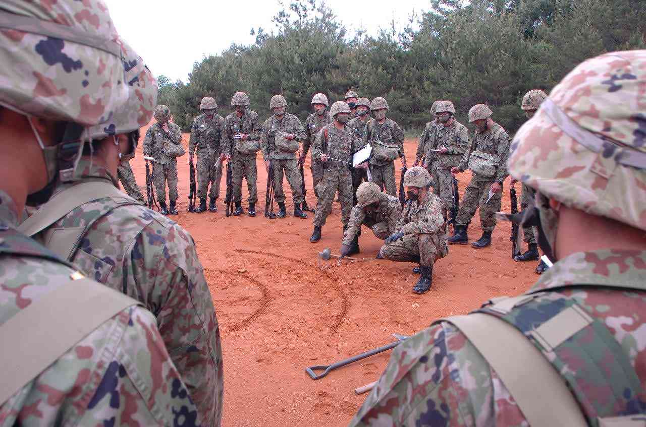 新版 普通科小部隊訓練指導法の参考　修親会 第25普通科連隊は春を迎えた5月、上富良野演習場の整備に参加しま