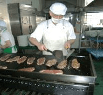 ビーフステーキを焼く様子