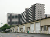 ある駐屯地の高層官舎（後方）