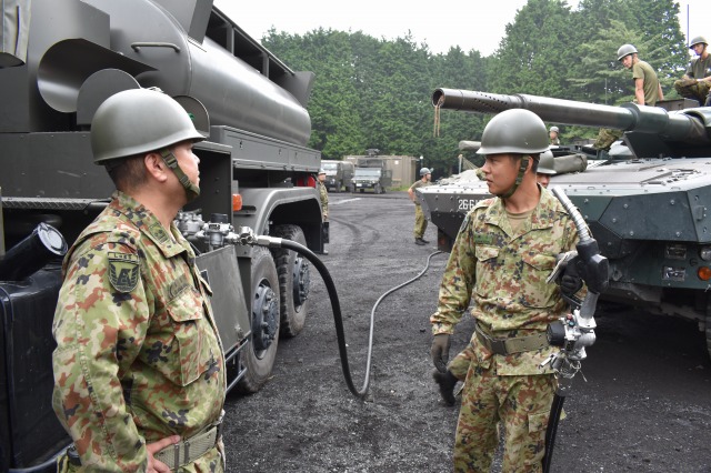 富士総合火力演習における演習部隊への燃料補給