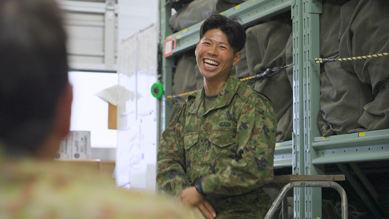 隊員と笑顔で会話する陸上自衛官