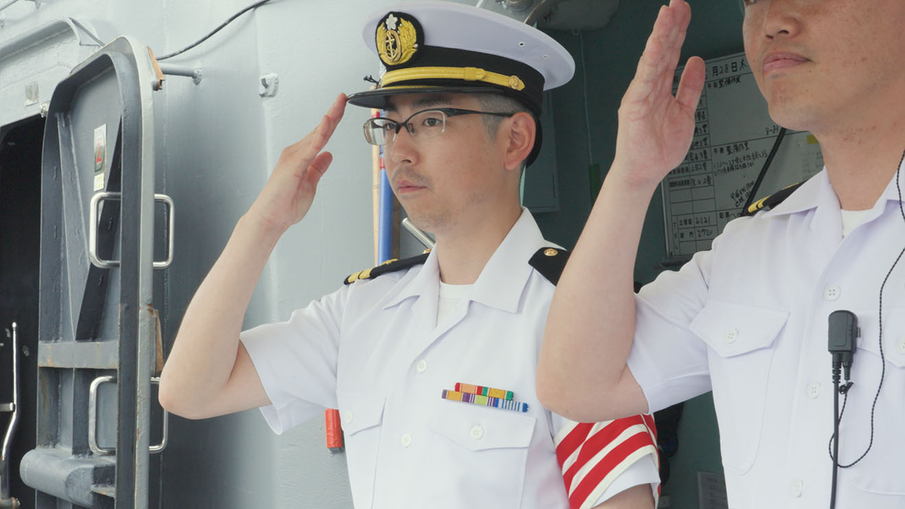 敬礼する海上自衛官1等海尉